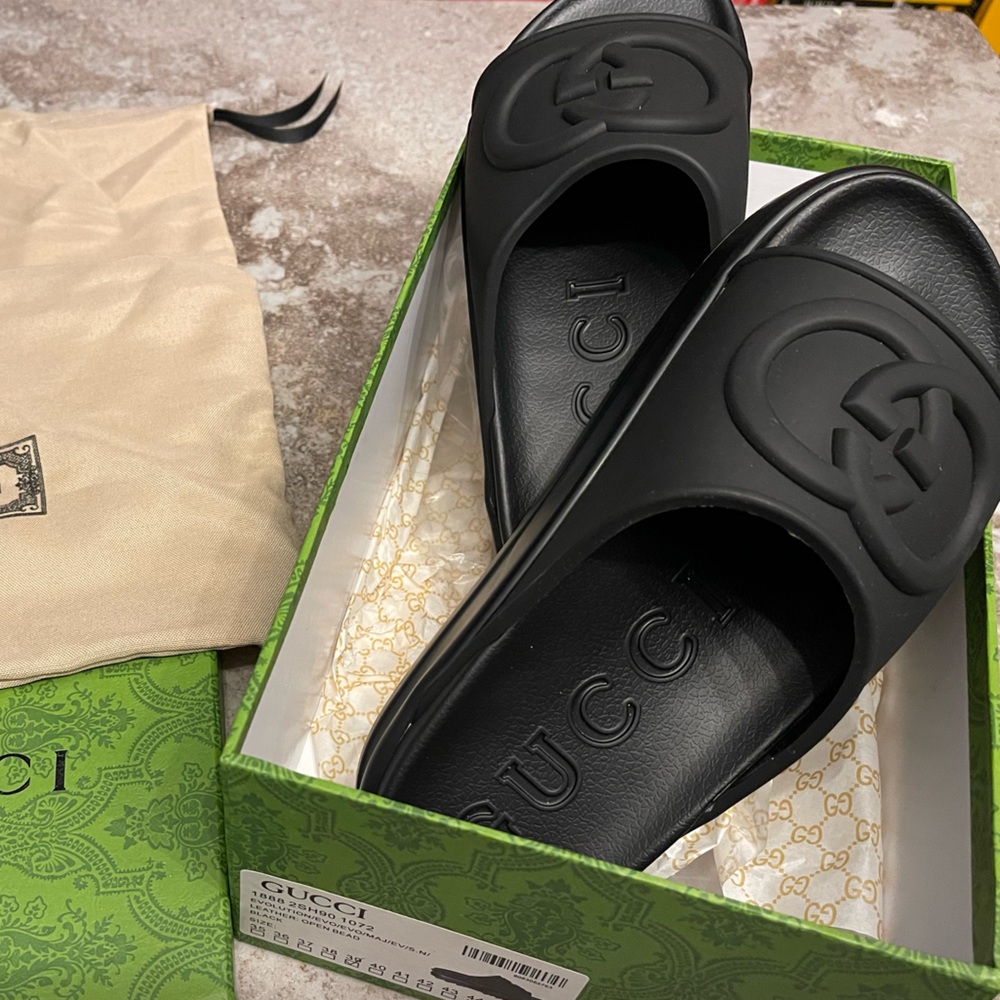 GUCCI WOMEN'S INTERLOCKING G SLIDE SANDAL